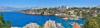 Antalya, Türkiye - 21 Mayıs 2017: Panoramik eski Marina - en popüler turistik yer, rahat kafe, lüks restoranlar, yeşil park ve yerler