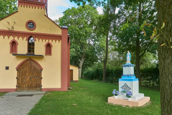 Biale, Polonia - 04 de agosto de 2017: Iglesia p.w. San José en Biale, Gostynin. Polonia. Fue elevado en 1636, con el consentimiento del obispo Stanislaw Lubienski . — Foto de Stock