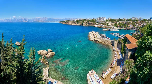 Antalya, Türkiye - 21 Mayıs 2017: Panoramik eski Marina - en popüler turistik yer, rahat kafe, lüks restoranlar, yeşil park ve yerler
