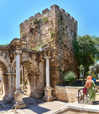 Antalya, Türkiye - 21 Mayıs 2017: Ünlü dönüm noktası - antika gate - Hadrian'ın kapısı eski şehir Kaleiçi bölgesi ve Konyaaltı beach Antalya, Türkiye'nin popüler tatil şehirde.
