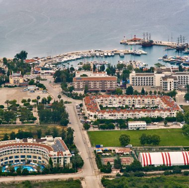 Kemer, Turkey - 31 Mayıs 2017: Panoramik eski Marina - en popüler turistik yer, rahat kafe, lüks restoranlar, yeşil park ve yerler