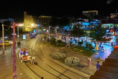 Antalya, Türkiye - 21 Mayıs 2017: Eski sokak gece görünümü Antalya, Türkiye'nin tarihi bölümünde. Antalya'nın eski şehir olduğunu popüler bir hedef: eski şehrin eşsiz atmosferi fro turistlerin ilgisini çekmektedir