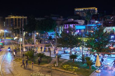 Antalya, Türkiye - 21 Mayıs 2017: Eski sokak gece görünümü Antalya, Türkiye'nin tarihi bölümünde. Antalya'nın eski şehir olduğunu popüler bir hedef: eski şehrin eşsiz atmosferi fro turistlerin ilgisini çekmektedir