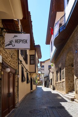 Antalya, Türkiye - 21 Mayıs 2017: Antalya, Türkiye'nin tarihi bölümünde eski sokak görünümü. Antalya'nın eski şehir olduğunu popüler bir hedef: eski şehrin eşsiz atmosferi tüm turistlerin ilgisini çekmektedir. 