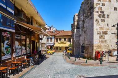 Antalya, Türkiye - 21 Mayıs 2017: Antalya, Türkiye'nin tarihi bölümünde eski sokak görünümü. Antalya'nın eski şehir olduğunu popüler bir hedef: eski şehrin eşsiz atmosferi tüm turistlerin ilgisini çekmektedir. 