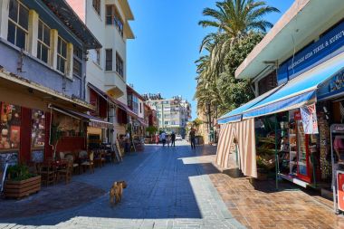 Antalya, Türkiye - 21 Mayıs 2017: Antalya, Türkiye'nin tarihi bölümünde eski sokak görünümü. Antalya'nın eski şehir olduğunu popüler bir hedef: eski şehrin eşsiz atmosferi tüm turistlerin ilgisini çekmektedir. 