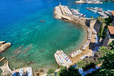 Antalya, Türkiye - 21 Mayıs 2017: Panoramik eski Marina - en popüler turistik yer, rahat kafe, lüks restoranlar, yeşil park ve yerler