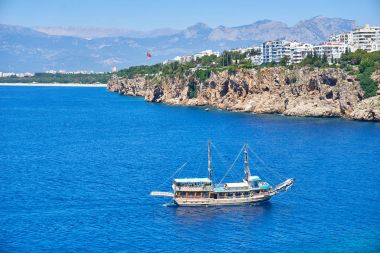 Antalya, Türkiye - 21 Mayıs 2017: Panoramik eski Marina - en popüler turistik yer, rahat kafe, lüks restoranlar, yeşil park ve yerler