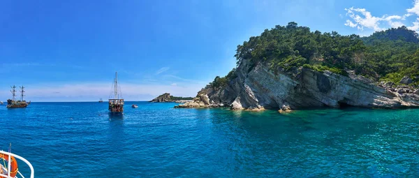 Antalya, Türkiye - 25 Mayıs 2017: Güzel panoramik Akdeniz Körfezi yakınlarında kasaba Kemer, Türkiye.
