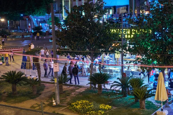 Antalya, Türkiye - 21 Mayıs 2017: Eski sokak gece görünümü Antalya, Türkiye'nin tarihi bölümünde. Antalya'nın eski şehir olduğunu popüler bir hedef: eski şehrin eşsiz atmosferi fro turistlerin ilgisini çekmektedir