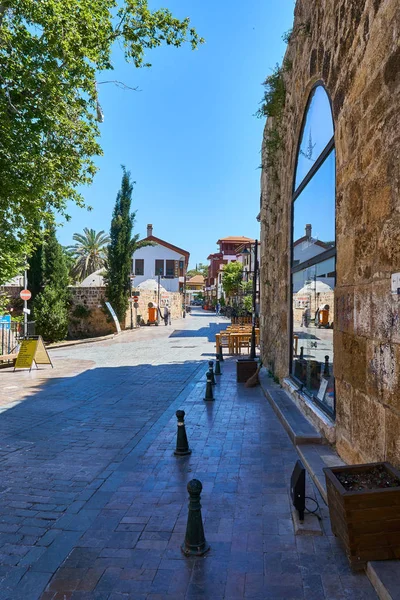 Antalya, Türkiye - 21 Mayıs 2017: Antalya, Türkiye'nin tarihi bölümünde eski sokak görünümü. Antalya'nın eski şehir olduğunu popüler bir hedef: eski şehrin eşsiz atmosferi tüm turistlerin ilgisini çekmektedir. 