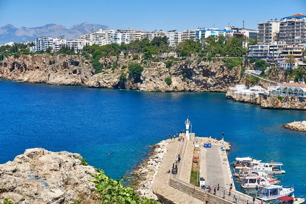 Antalya, Türkiye - 21 Mayıs 2017: Panoramik eski Marina - en popüler turistik yer, rahat kafe, lüks restoranlar, yeşil park ve yerler