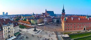 Warsaw, Polonya - 11 Ağustos 2017: Tarihi, Sigismund III Vasa sütun ve insanlar da dahil olmak üzere yaz gün batımında, Varşova, Po bir bina ile Taba Zamkowy Meydanı Varşova, güzel hava panoramik manzaralı