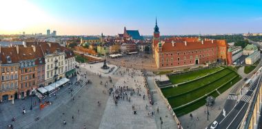 Warsaw, Polonya - 11 Ağustos 2017: Tarihi, Sigismund III Vasa sütun ve insanlar da dahil olmak üzere yaz gün batımında, Varşova, Po bir bina ile Taba Zamkowy Meydanı Varşova, güzel hava panoramik manzaralı