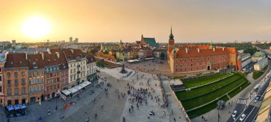 Warsaw, Polonya - 11 Ağustos 2017: Tarihi, Sigismund III Vasa sütun ve insanlar da dahil olmak üzere yaz gün batımında, Varşova, Po bir bina ile Taba Zamkowy Meydanı Varşova, güzel hava panoramik manzaralı
