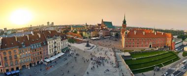 Warsaw, Polonya - 11 Ağustos 2017: Tarihi, Sigismund III Vasa sütun ve insanlar da dahil olmak üzere yaz gün batımında, Varşova, Po bir bina ile Taba Zamkowy Meydanı Varşova, güzel hava panoramik manzaralı