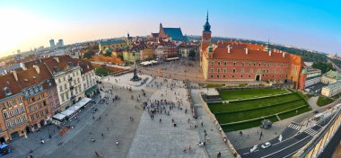 Warsaw, Polonya - 11 Ağustos 2017: Tarihi, Sigismund III Vasa sütun ve insanlar da dahil olmak üzere yaz gün batımında, Varşova, Po bir bina ile Taba Zamkowy Meydanı Varşova, güzel hava panoramik manzaralı