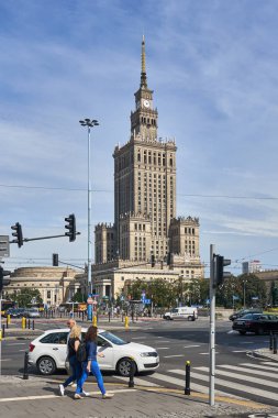 Varşova, Polonya - 11 Ağustos 2017: City center kültür ve Bilim Sarayı (Pkin), bir dönüm noktası ve Stalinizm ve komünizm sembolü ile