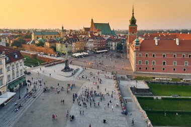 Warsaw, Polonya - 11 Ağustos 2017: Tarihi, Sigismund III Vasa sütun ve insanlar da dahil olmak üzere yaz gün batımında, Varşova, Po bir bina ile Taba Zamkowy Meydanı Varşova, güzel hava panoramik manzaralı