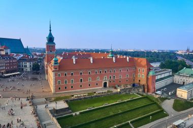 Warsaw, Polonya - 11 Ağustos 2017: Tarihi, Sigismund III Vasa sütun ve insanlar da dahil olmak üzere yaz gün batımında, Varşova, Po bir bina ile Taba Zamkowy Meydanı Varşova, güzel hava panoramik manzaralı