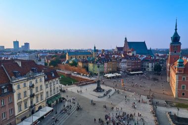 Warsaw, Polonya - 11 Ağustos 2017: Tarihi, Sigismund III Vasa sütun ve insanlar da dahil olmak üzere yaz gün batımında, Varşova, Po bir bina ile Taba Zamkowy Meydanı Varşova, güzel hava panoramik manzaralı