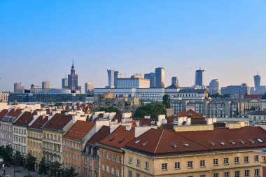 Varşova, Polonya - 11 Ağustos 2017: Güzel panoramik kent merkezi Varşova, kültür ve bilim (Pkin), modern gökdelenler ve Krakowskie Przedmies Sarayı çatılar üzerinden