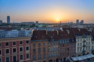 Varşova, Polonya - 11 Ağustos 2017: Güzel panoramik kent merkezi Varşova, kültür ve bilim (Pkin), modern gökdelenler ve Krakowskie Przedmies Sarayı çatılar üzerinden