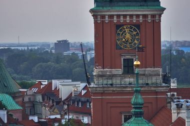 Varşova, Polonya - 11 Ağustos 2017: Güzel hava gece saat kulesi, tarihi bina, dahil Sigismund III Vasa sütun ve insanlar sıcak s Varşova, Taba Zamkowy kare panoramik