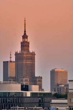 Varşova, Polonya - 11 Ağustos 2017: City center kültür ve Bilim Sarayı (Pkin), bir dönüm noktası ve Stalinizm ve komünizm sembolü ile