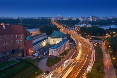 Varşova, Polonya - 11 Ağustos 2017: Güzel panoramik gece görünümünden rota W-Z, Varşova, Polonya eski şehir