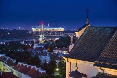 Varşova, Polonya - 11 Ağustos 2017: Güzel panoramik görünüm üzerinden eski şehir, Ulusal Stadyumu (Lehçe: Stadion Narodowy) yaz gün batımında.