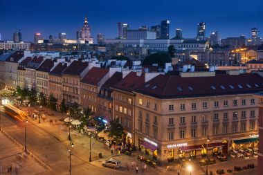 Warsaw, Polonya - 11 Ağustos 2017: Tarihi kent merkezi Varşova, kültür ve bilim (Pkin), modern gökdelenler ve Krakowskie Prz Sarayı çatılar üzerinden güzel panoramik gece görünüm