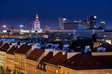 Warsaw, Polonya - 11 Ağustos 2017: Tarihi kent merkezi Varşova, kültür ve bilim (Pkin), modern gökdelenler ve Krakowskie Prz Sarayı çatılar üzerinden güzel panoramik gece görünüm