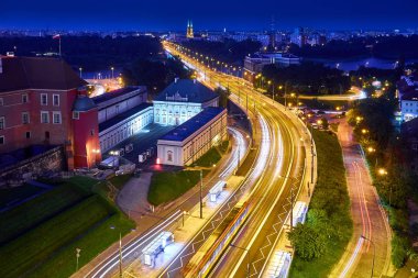 Varşova, Polonya - 11 Ağustos 2017: Güzel panoramik gece görünümünden rota W-Z, Varşova, Polonya eski şehir