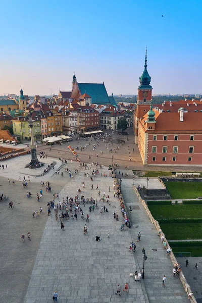 Varsóvia, Polônia - 11 de agosto de 2017: Bela vista panorâmica aérea da praça Plac Zamkowy em Varsóvia, com prédio histórico, incluindo a Coluna Sigismund III Vasa, e pessoas no pôr do sol de verão, Varsóvia, Pó — Fotografia de Stock