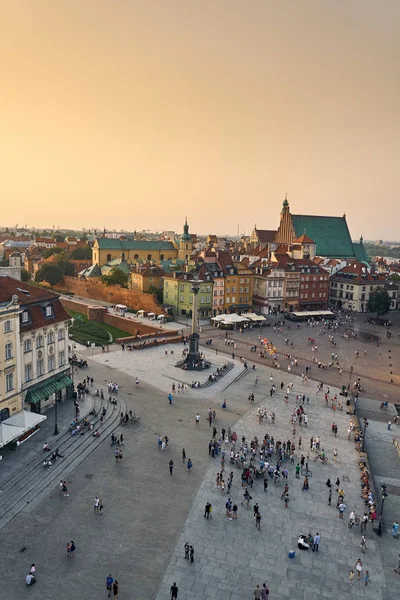 Warsaw, Polonya - 11 Ağustos 2017: Tarihi, Sigismund III Vasa sütun ve insanlar da dahil olmak üzere yaz gün batımında, Varşova, Po bir bina ile Taba Zamkowy Meydanı Varşova, güzel hava panoramik manzaralı