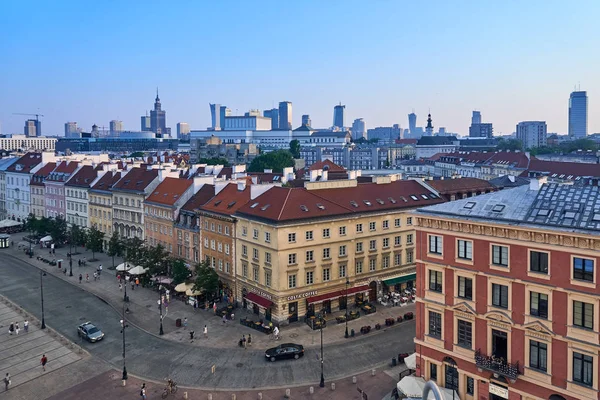 Варшава, Польша - 11 августа 2017 года: Прекрасный панорамный вид на крыши Старого города в центр Варшавы, Дворец культуры и науки (PKiN), современные небоскребы и Краковские Пшедмеи — стоковое фото