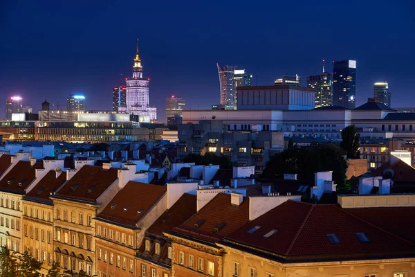Varsovie, Pologne - 11 août 2017 : Belle vue panoramique nocturne sur les toits de la vieille ville jusqu'au centre de Varsovie, au palais de la culture et de la science (PKiN), aux gratte-ciel modernes et à Krakowskie Prz — Photo
