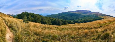 Güzel panoramik Bieszczady Dağlar erken sonbaharda, Bieszczady Milli Parkı (Lehçe: Bieszczadzki Park Narodowy), Polonya.