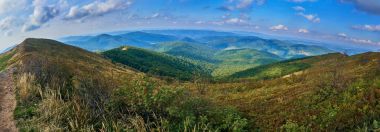 Güzel panoramik Bieszczady Dağlar erken sonbaharda, Bieszczady Milli Parkı (Lehçe: Bieszczadzki Park Narodowy), Polonya.