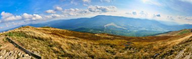 Güzel panoramik Bieszczady Dağlar erken sonbaharda, Bieszczady Milli Parkı (Lehçe: Bieszczadzki Park Narodowy), Polonya.
