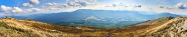Güzel panoramik Bieszczady Dağlar erken sonbaharda, Bieszczady Milli Parkı (Lehçe: Bieszczadzki Park Narodowy), Polonya.