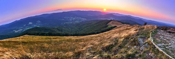 Sunset. Beautiful panoramic view of the Bieszczady mountains in the early autumn, Bieszczady National Park (Polish: Bieszczadzki Park Narodowy), Poland. — Stock Photo, Image