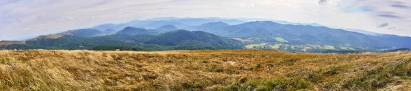 Hermosa vista panorámica de las montañas Bieszczady a principios de otoño, Parque Nacional Bieszczady (polaco: Parque Bieszczadzki Narodowy), Polonia . — Foto de Stock