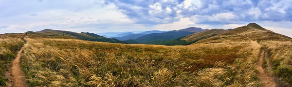 Beautiful panoramic view of the Bieszczady mountains in the early autumn, Bieszczady National Park (Polish: Bieszczadzki Park Narodowy), Poland. — Stock Photo, Image