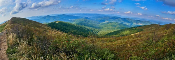 Beautiful panoramic view of the Bieszczady mountains in the early autumn, Bieszczady National Park (Polish: Bieszczadzki Park Narodowy), Poland. — Stock Photo, Image