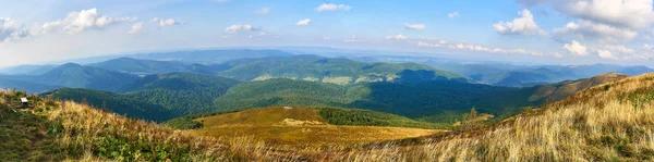 Gyönyörű panorámával a Bieszczady-hegység a kora ősz, Bieszczady National Park (lengyel: Bieščady Park Narodowy), Lengyelország. — Stock Fotó