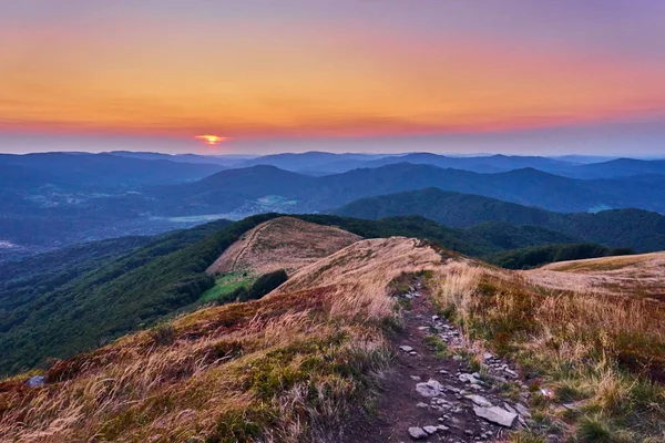 Gün batımı. Güzel panoramik Bieszczady Dağlar erken sonbaharda, Bieszczady Milli Parkı (Lehçe: Bieszczadzki Park Narodowy), Polonya.