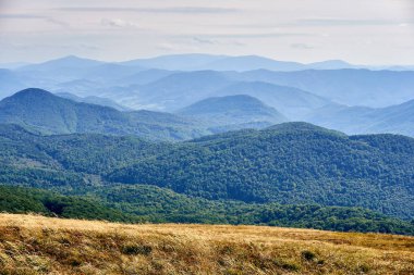 Güzel panoramik Bieszczady Dağlar erken sonbaharda, Bieszczady Milli Parkı (Lehçe: Bieszczadzki Park Narodowy), Polonya.