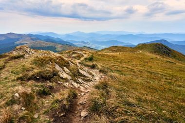 Güzel panoramik Bieszczady Dağlar erken sonbaharda, Bieszczady Milli Parkı (Lehçe: Bieszczadzki Park Narodowy), Polonya.